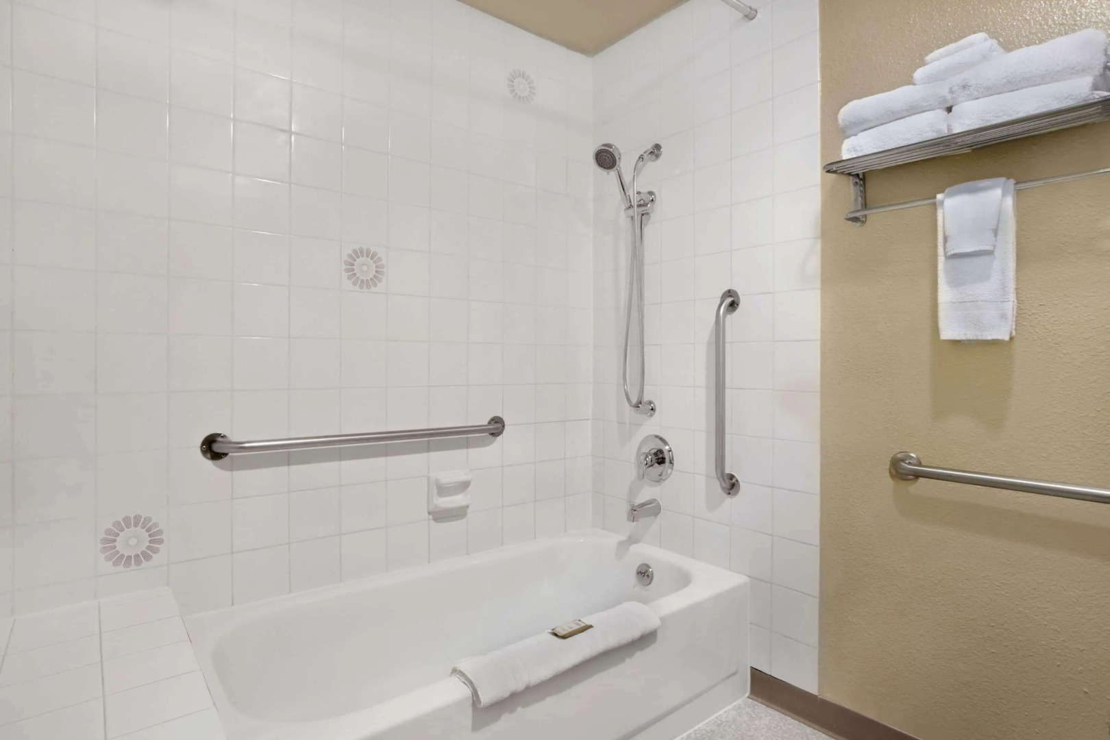 Howard Johnson Inn and Suites Tacoma