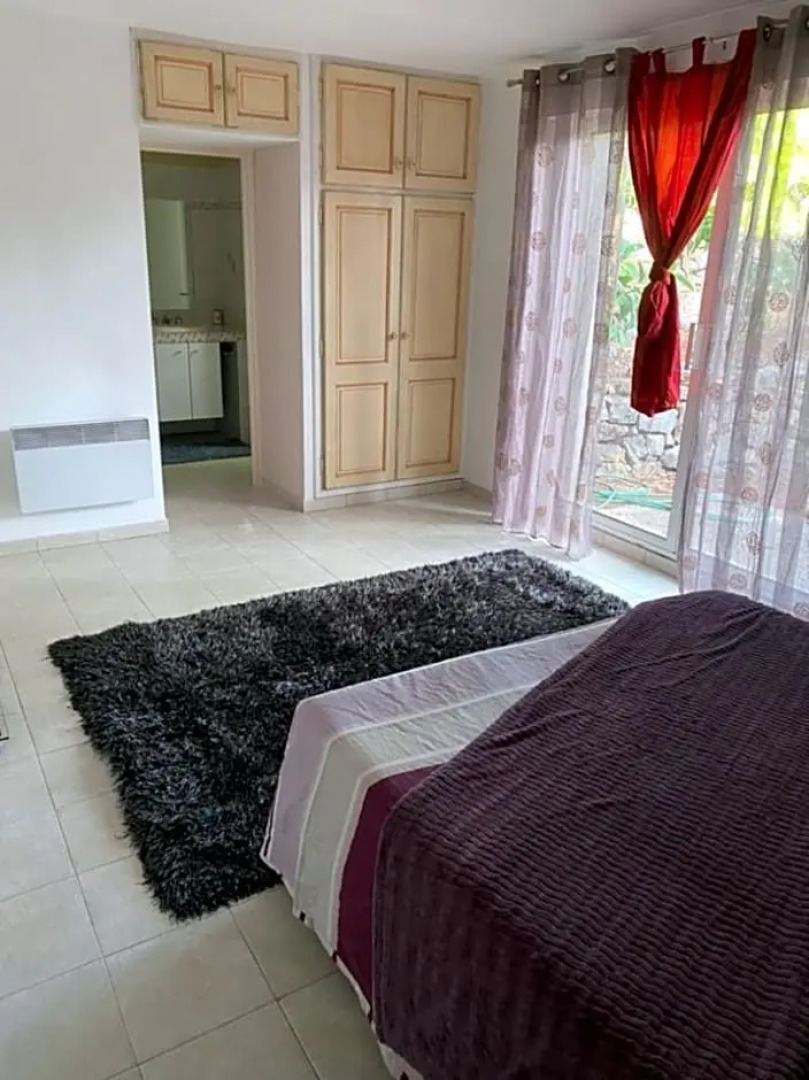 Chambre spacieuse independante dans villa plus parking privee