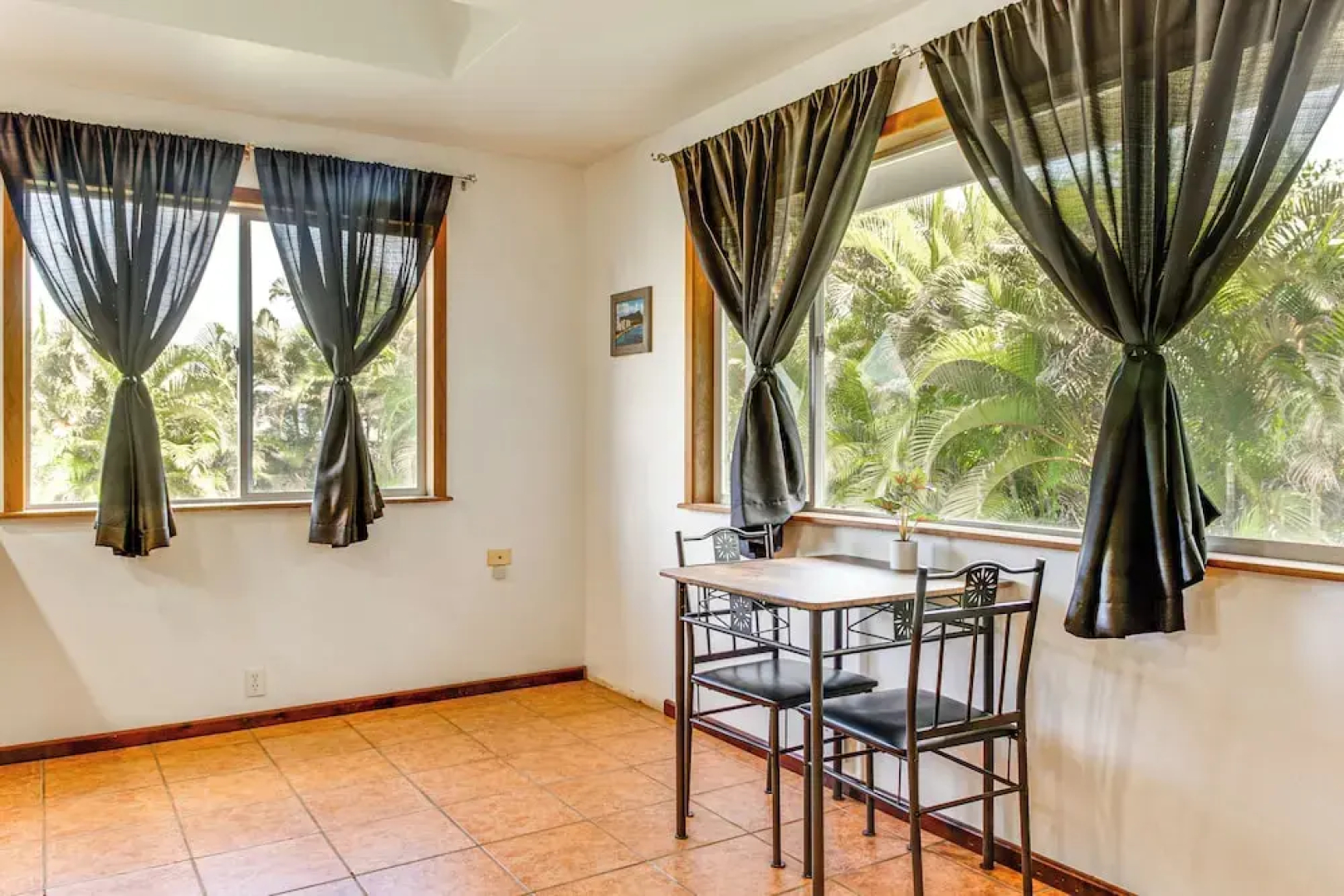 4 Mi to Beach: Keaau Retreat w/ Relaxing Porch!