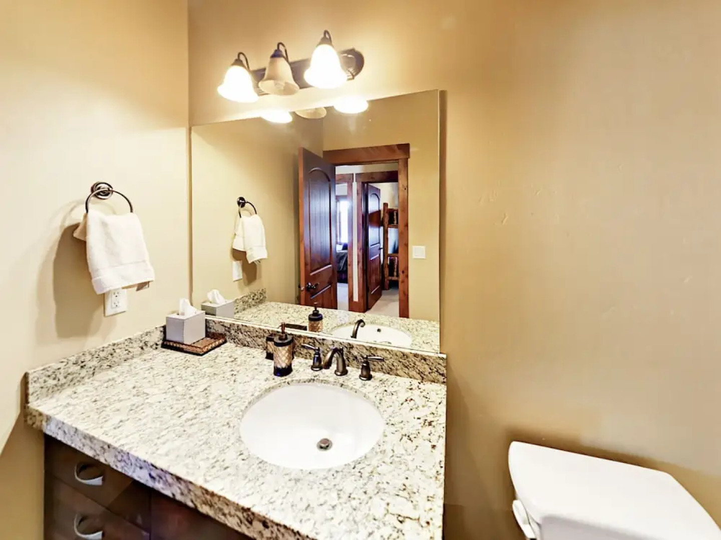 Well-Appointed Gem - 3 Br Townhouse