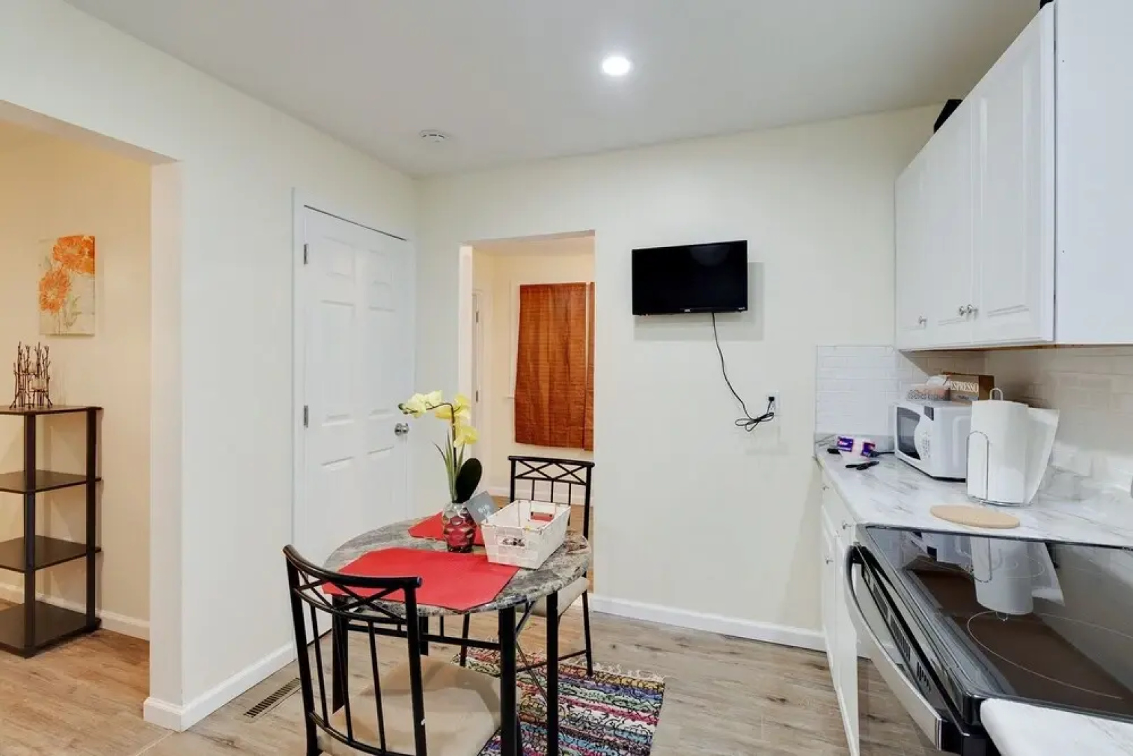 Centrally Located Apt Near Uc, Hospital And Zoo! 1 Bedroom Apts by Redawning