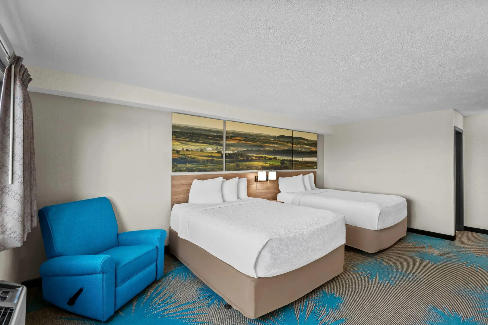Days Inn & Suites by Wyndham Des Moines Airport