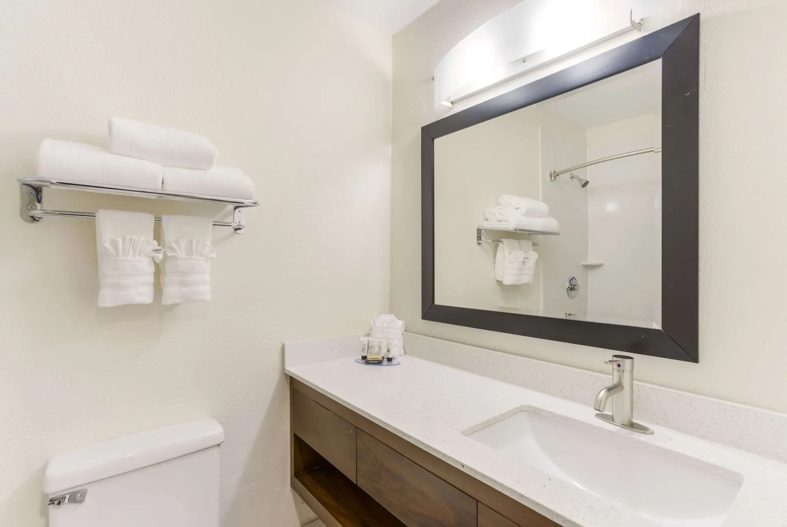 Red Lion Inn & Suites Nashville Airport