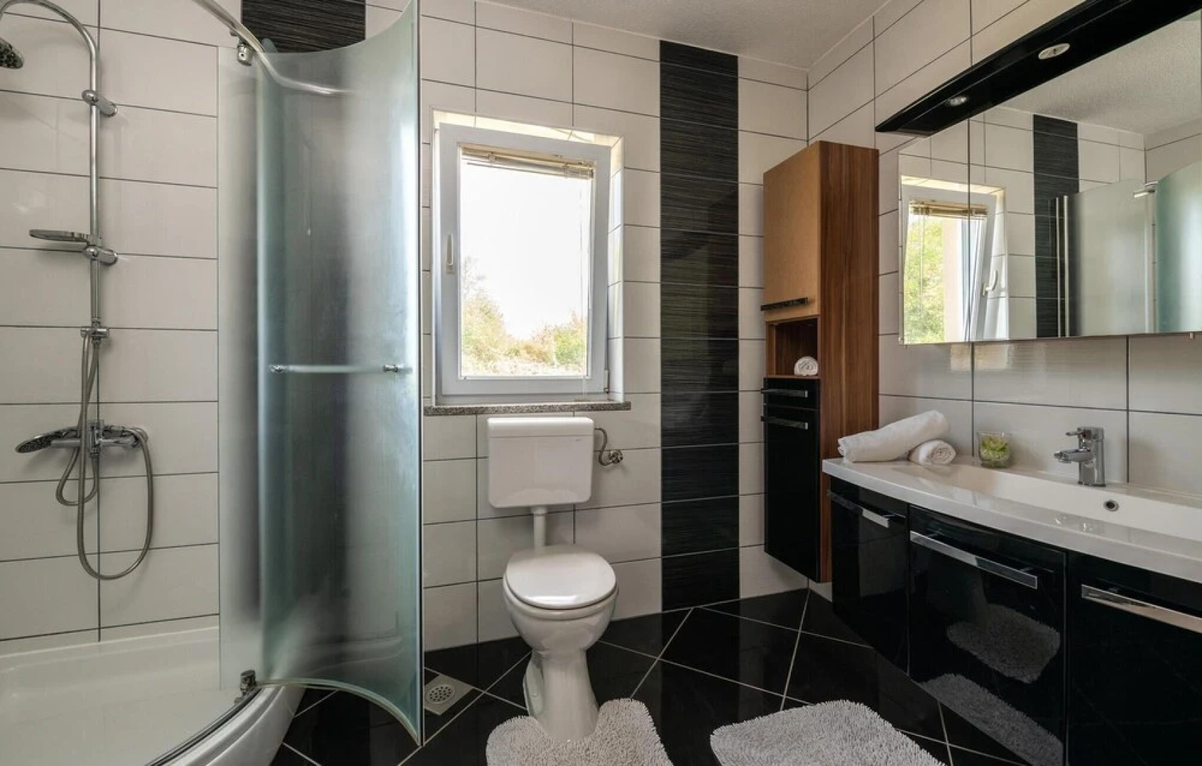 Beautiful Home in Vrecari With Wifi and 4 Bedrooms