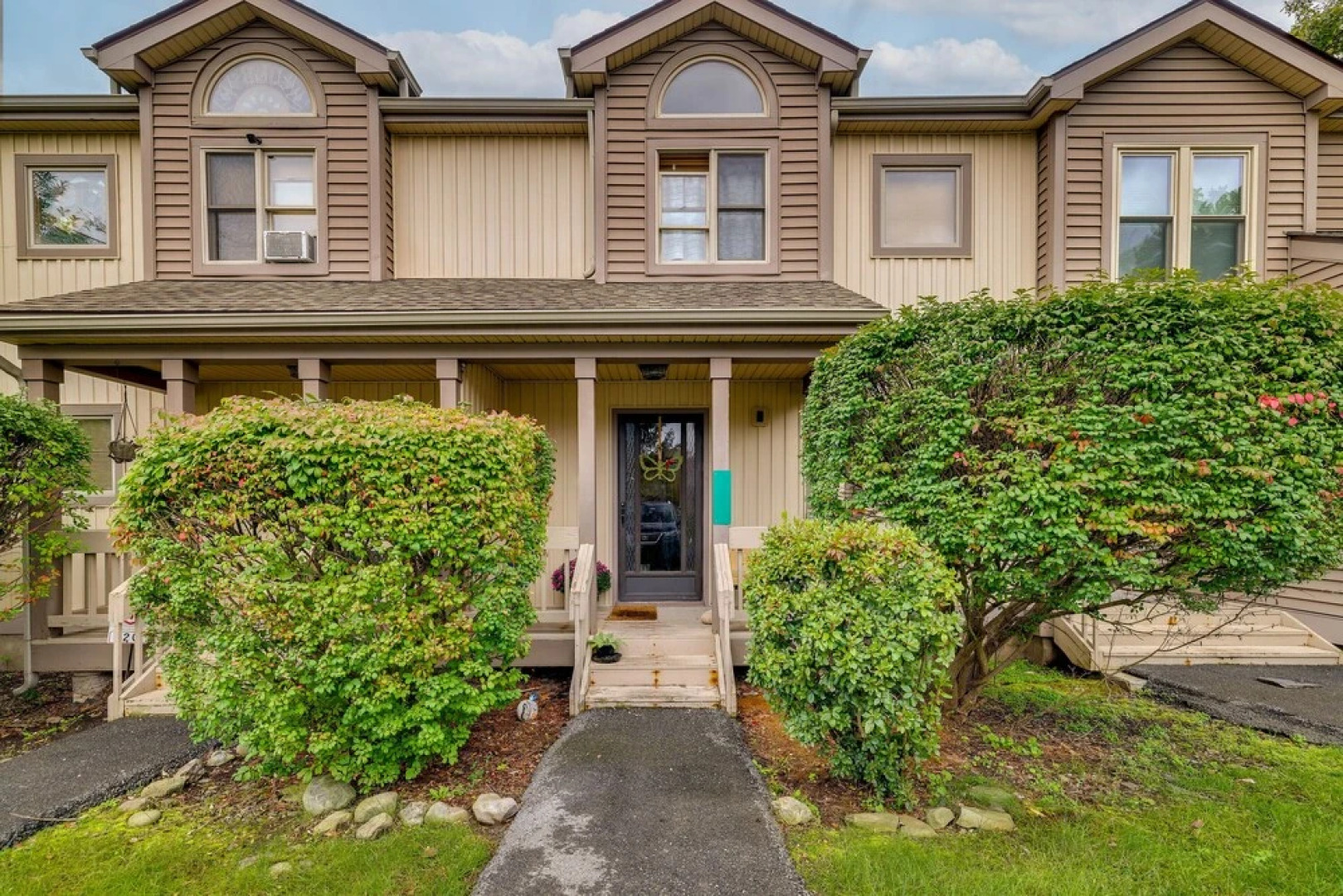 Colorful East Stroudsburg Townhome - Pets Welcome!