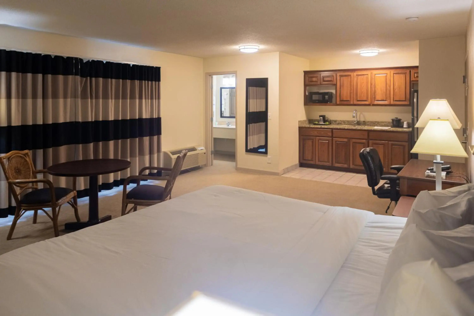 Cottonwood Suites Savannah Hotel & Conference Center