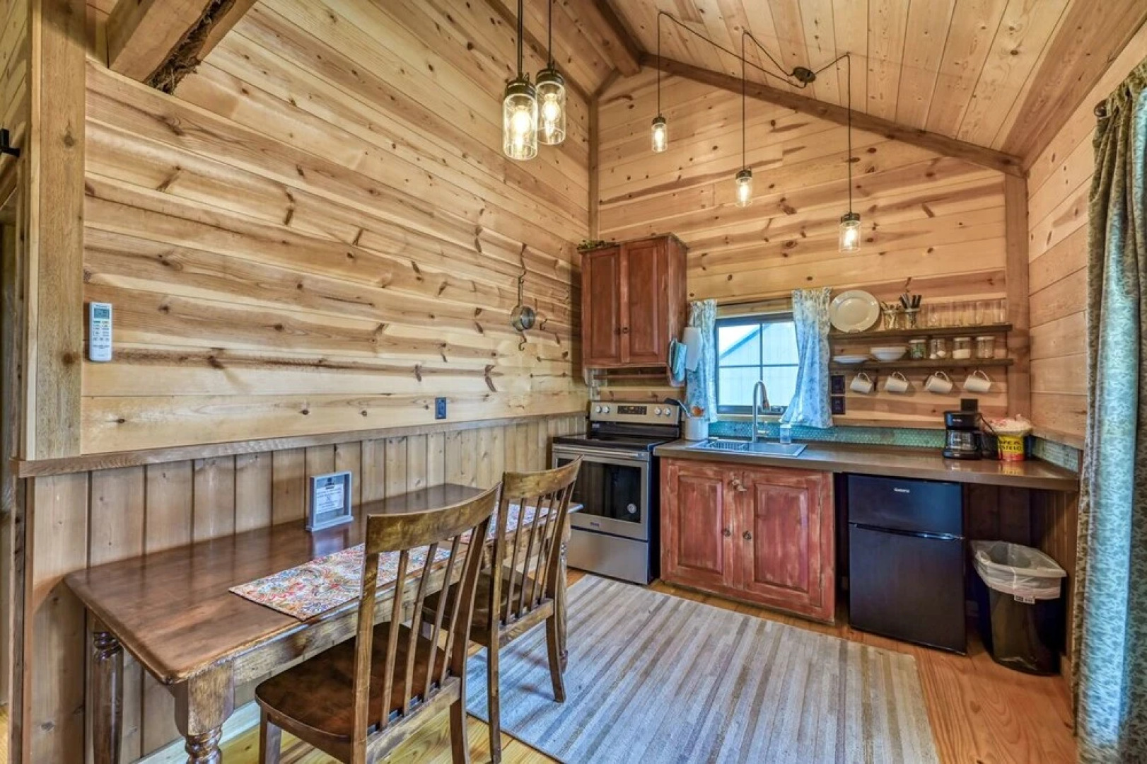 Quaint Cabin in the Heart of 290 Wine Trail