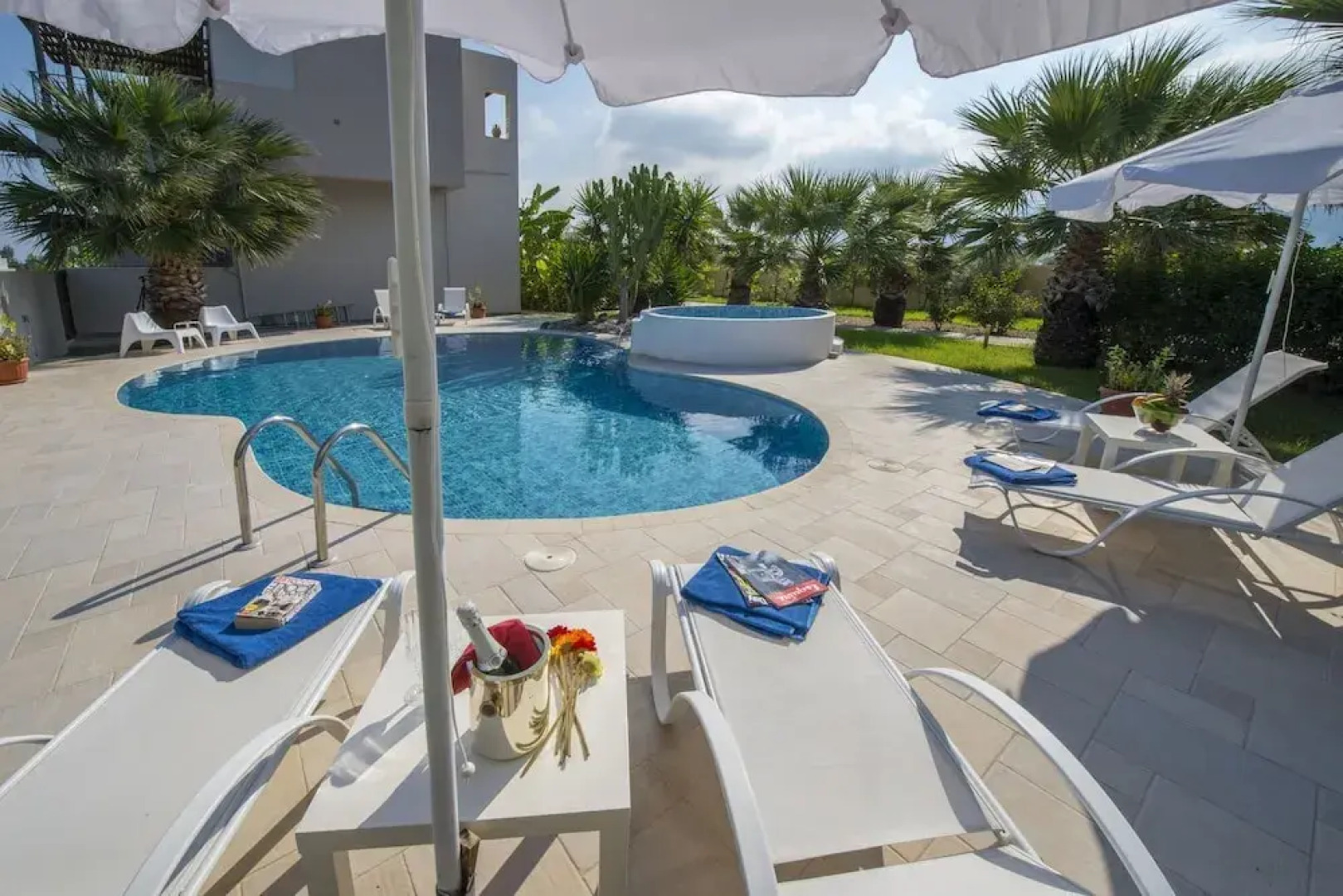 Xenos Villa 2. With 5 Bedrooms , Private Swimming Pool, Near the sea