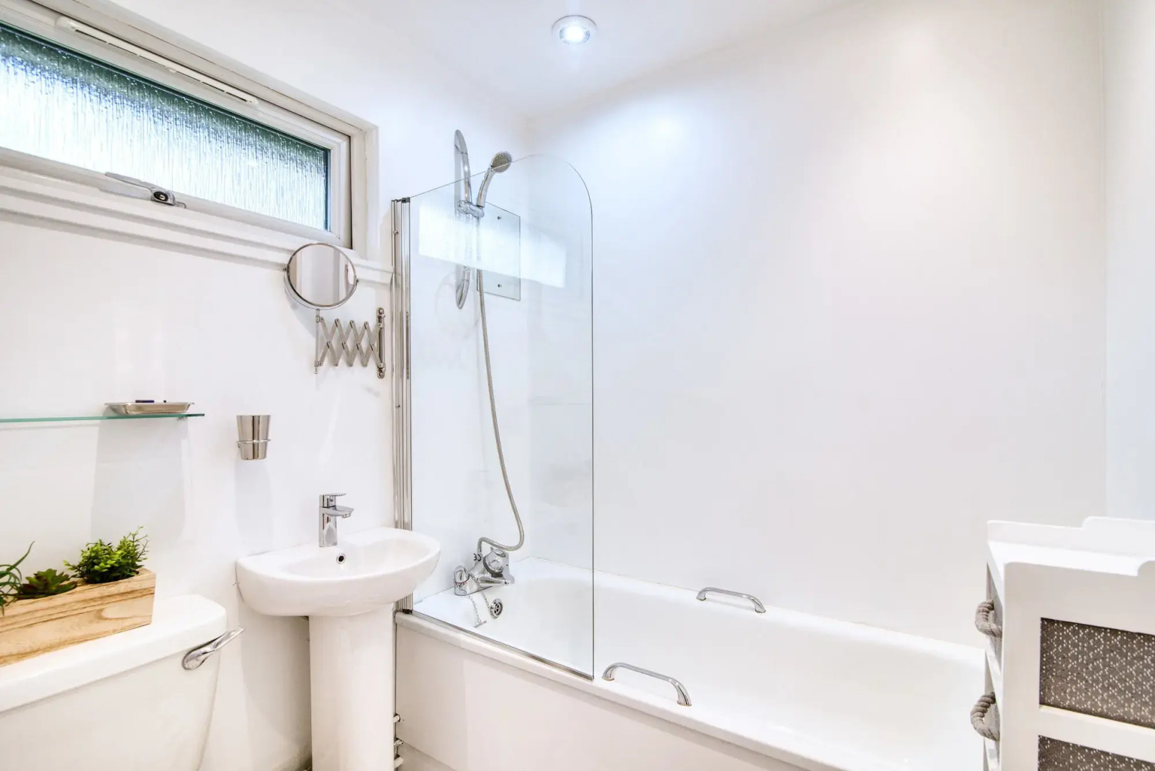 Otter With Mountain View and Enclosed Decking