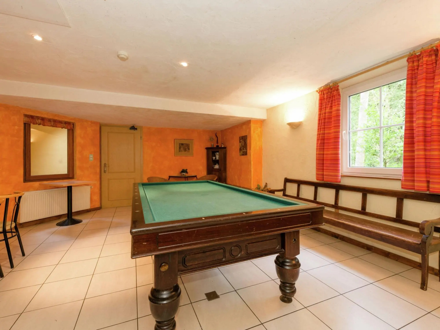 Glorious Holiday Home in Weris with Jacuzzi