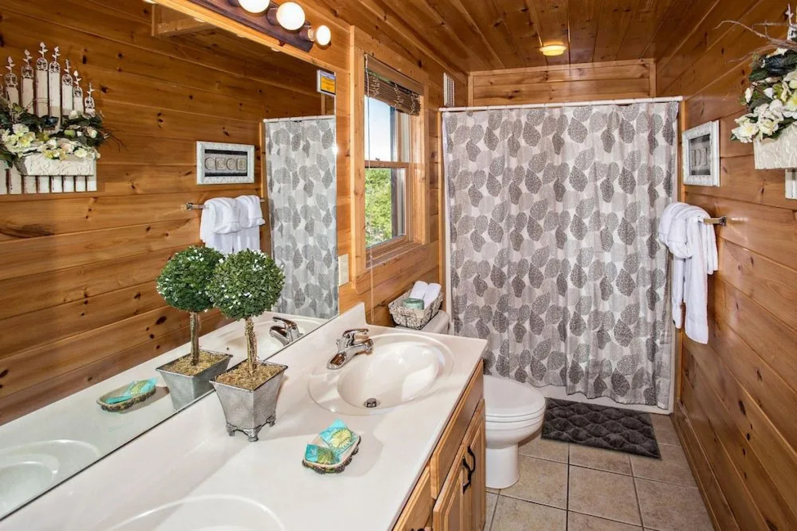 Knockin' On Heaven's Door - 5 Br cabin by RedAwning