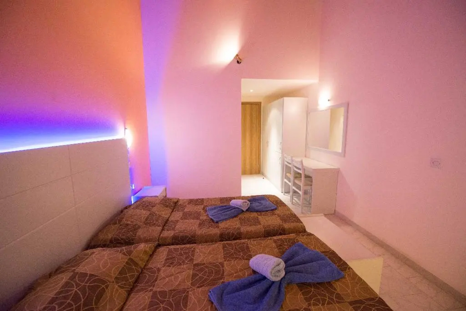 Silver Beach Hotel And Annexe Apartments