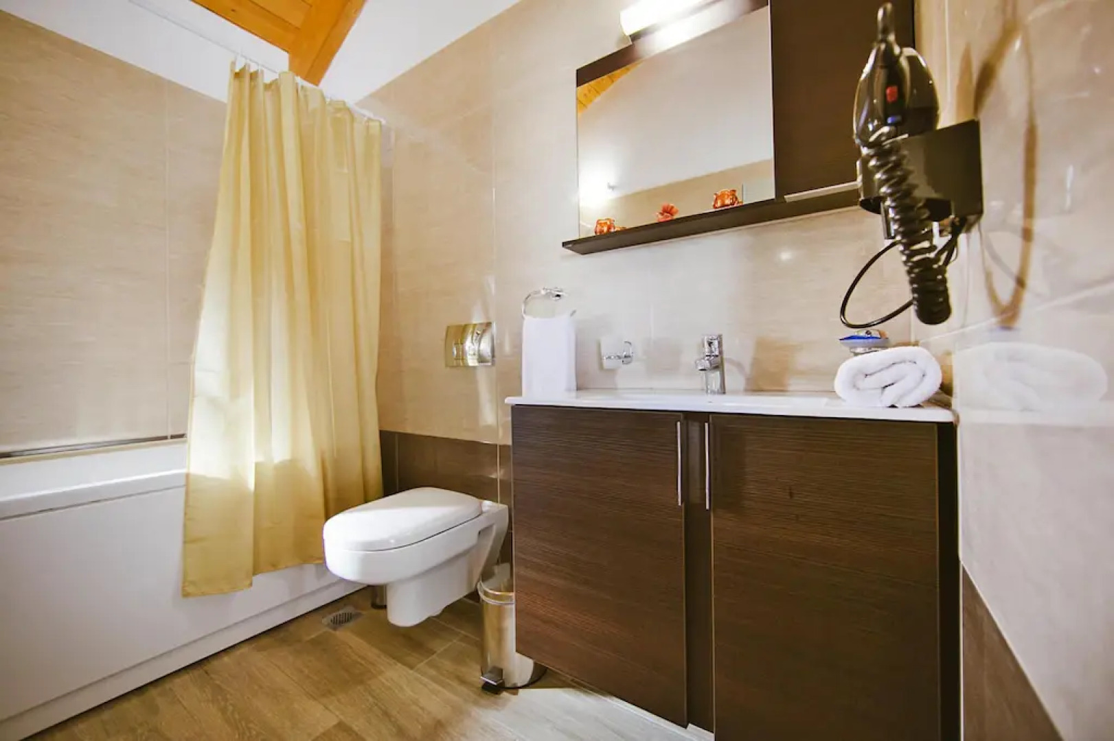 Semi-detached house, Lardos