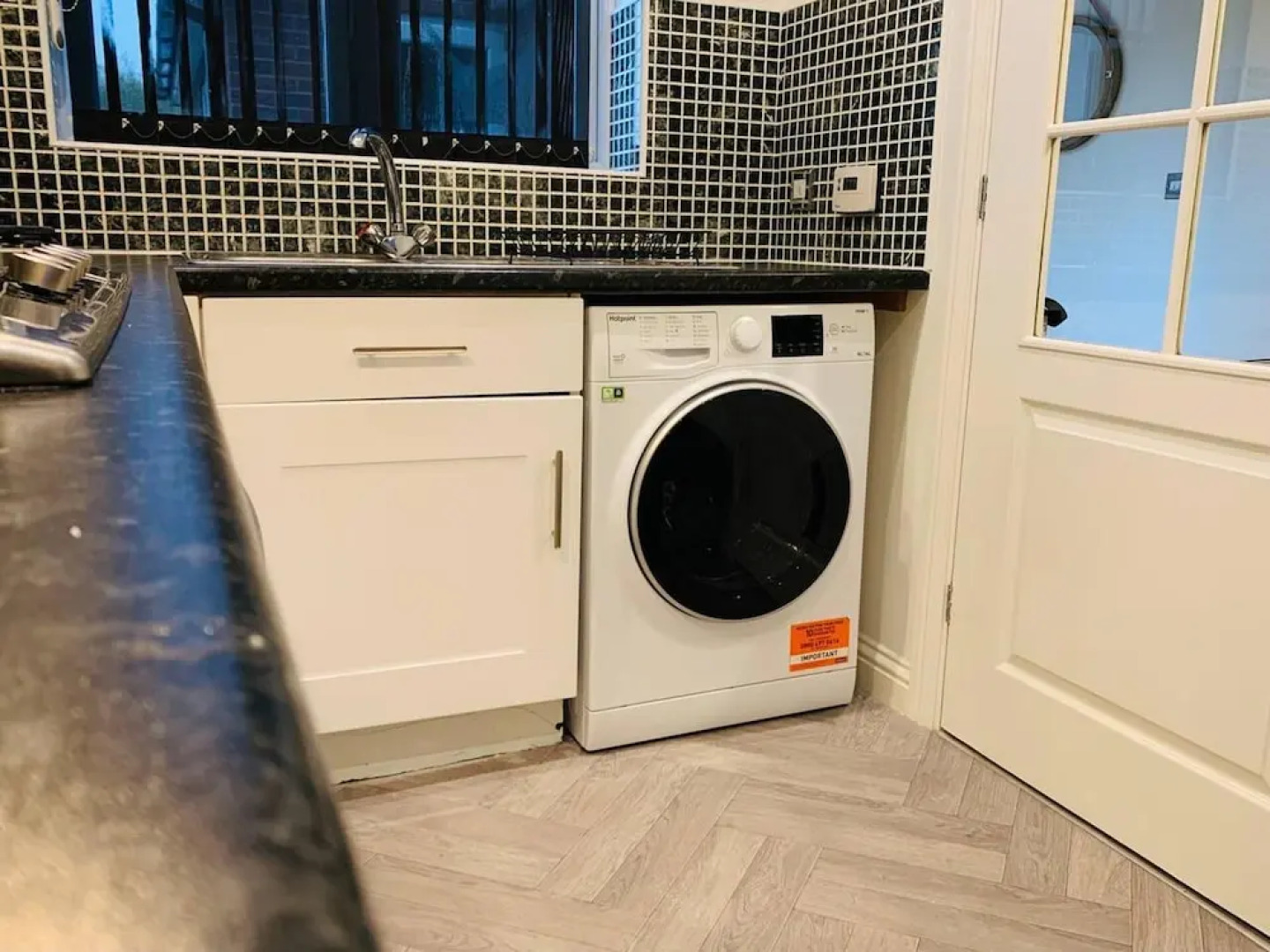 Waterside Townhouse With Balcony And Marina View