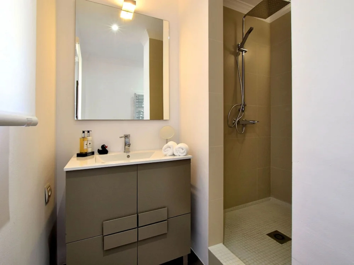 Graceful Villa in Sayalonga with Swimming Pool