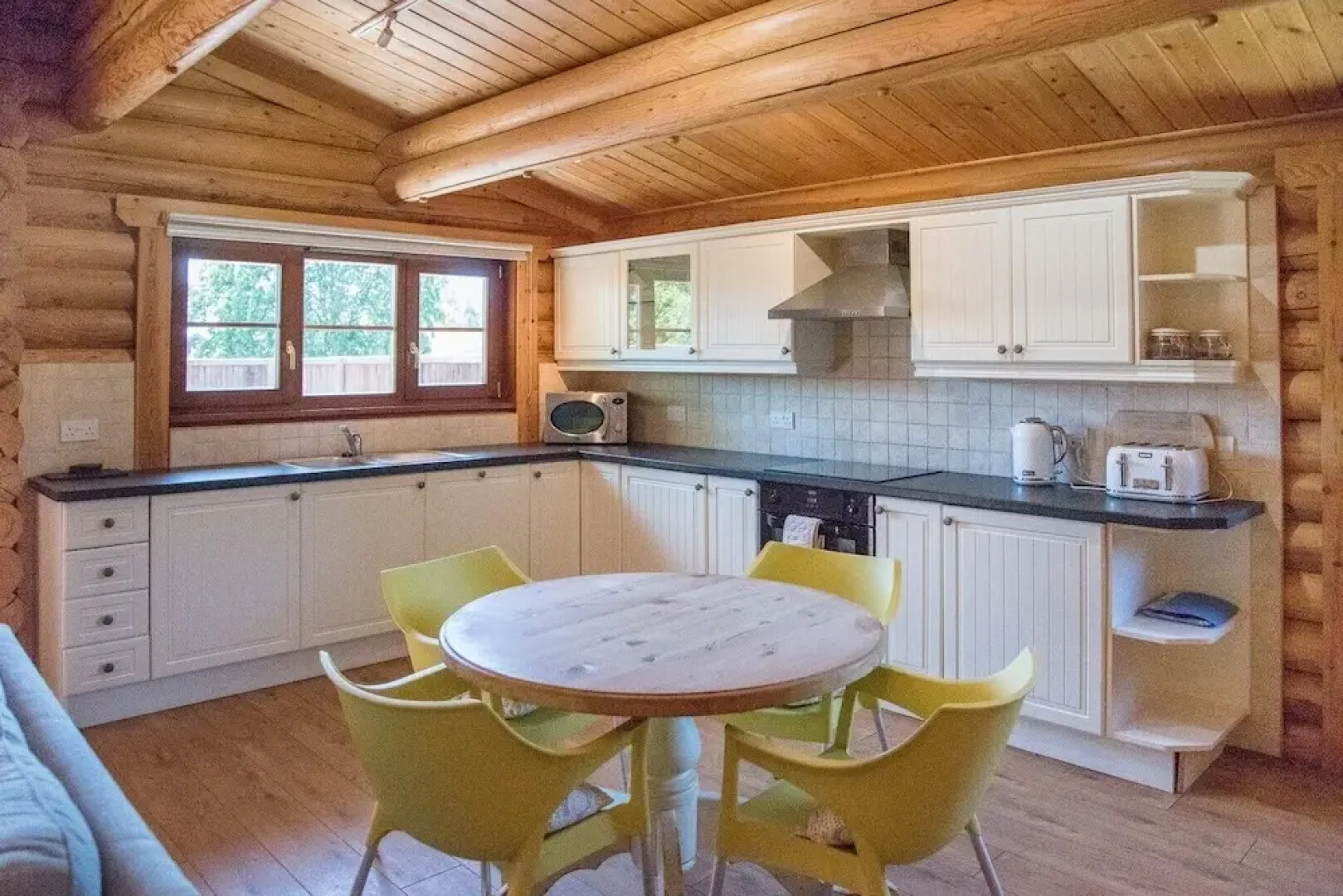 Willow Lodge With Hot Tub, Kingfishers