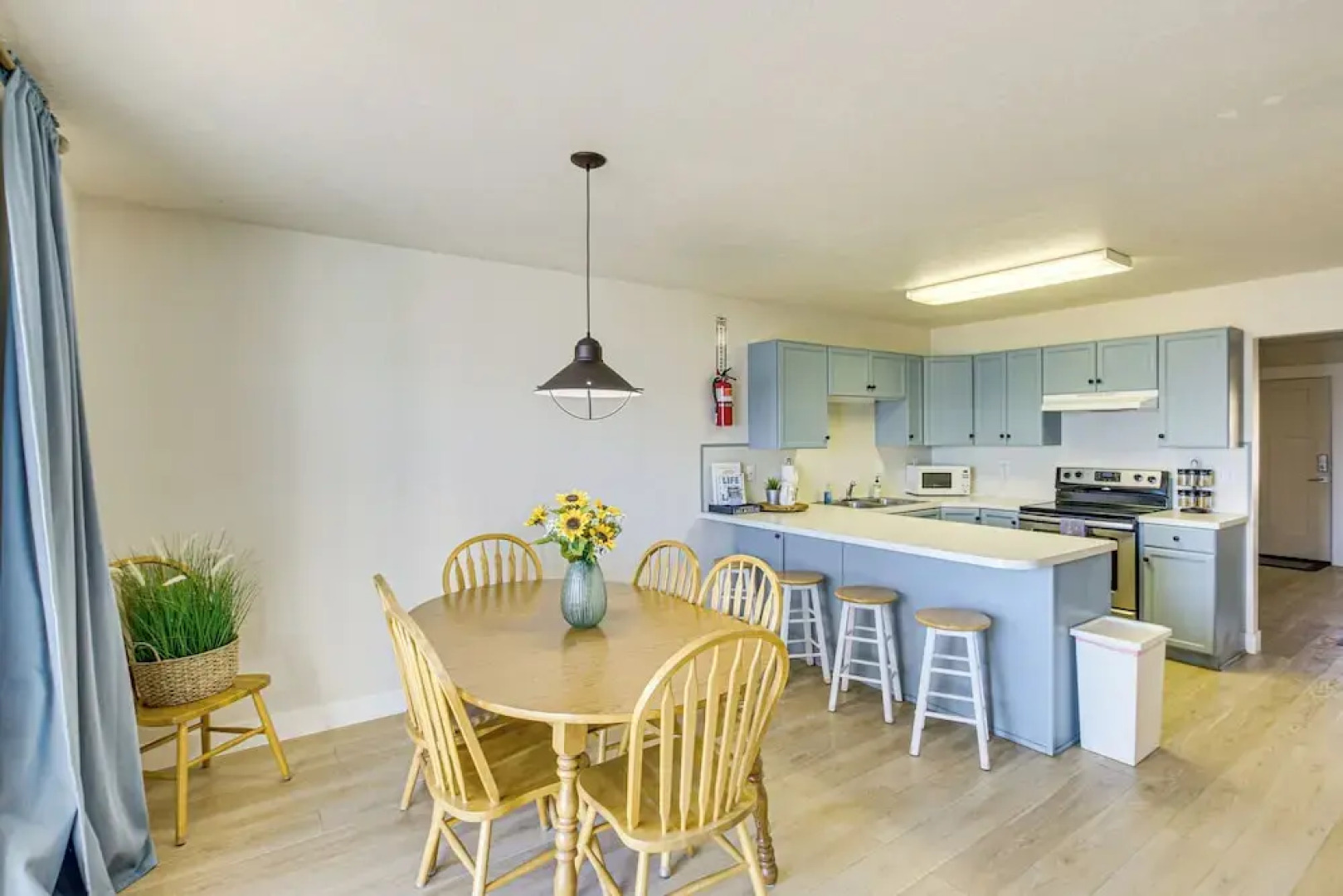 Spacious Garden City Townhome w/ Lake Views!