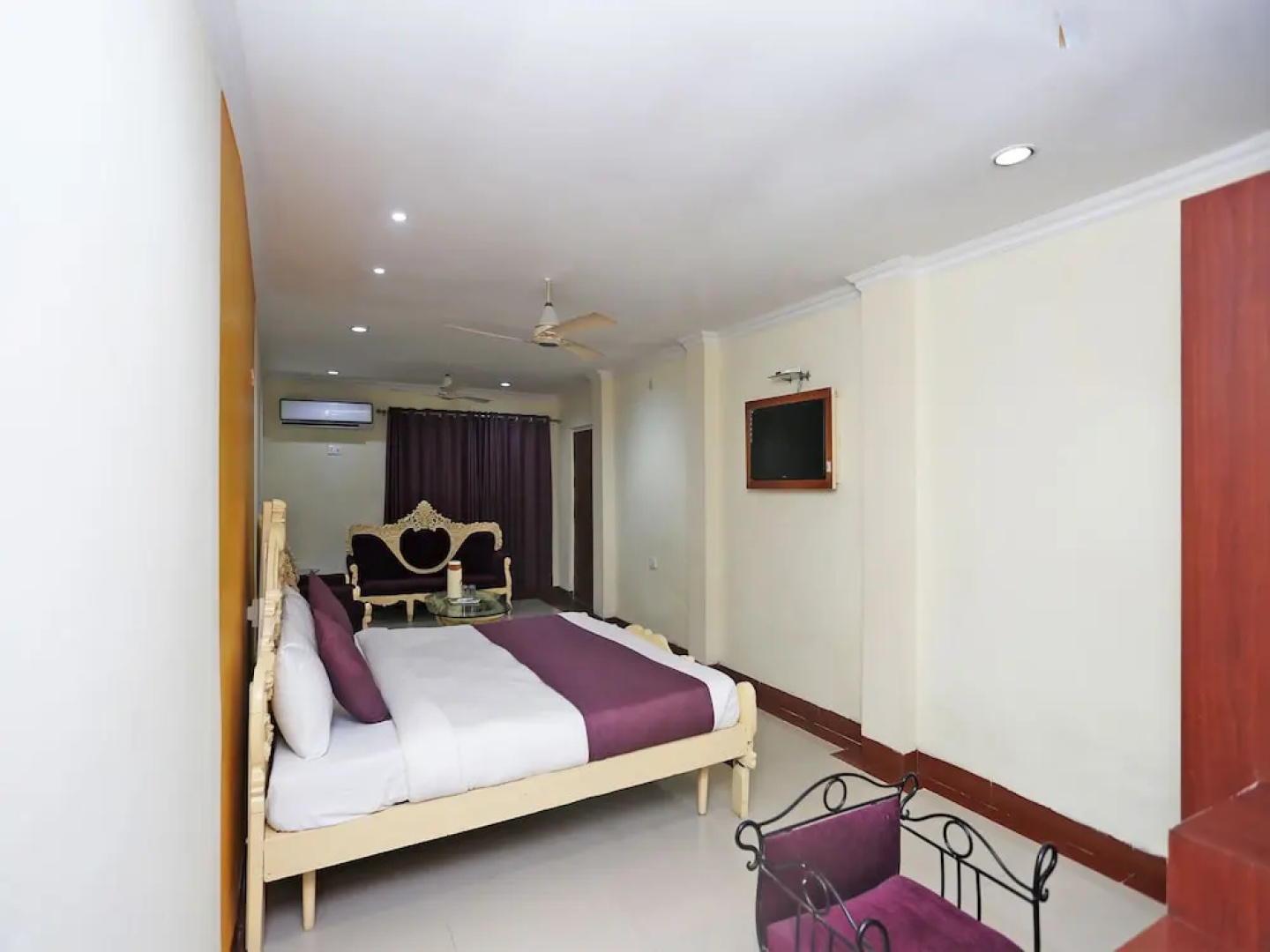 OYO 8955 Hotel Bobina