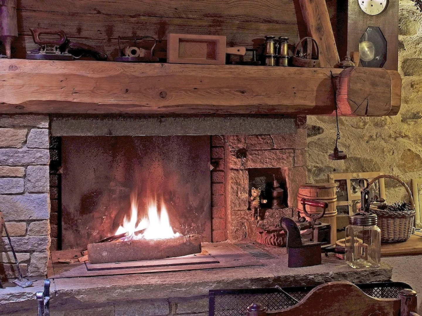 Superb Savoyard traditional chalet located 500 m from the slopes
