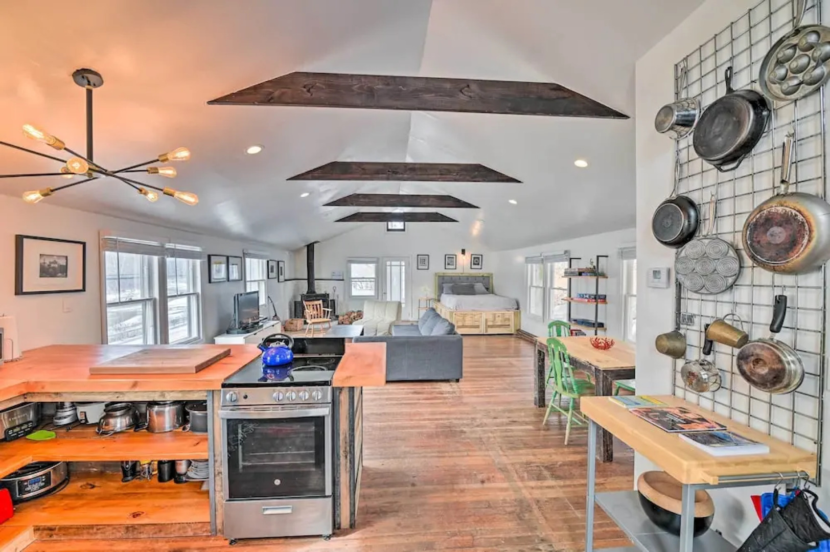 Chic Prattsville Studio w/ Private Hot Tub!