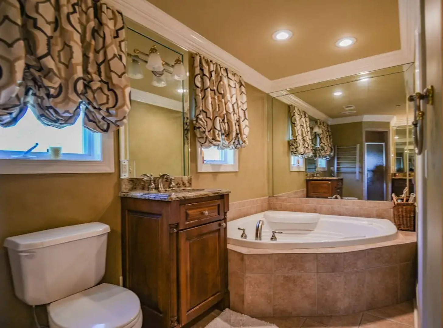 Large Home On Private Peninsula With Hot Tub + Sauna! 4 Bedroom Home