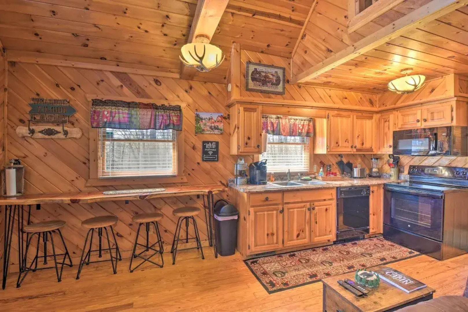 Helen Cabin w/ Deck & Hot Tub < 1/2 Mi to Main St