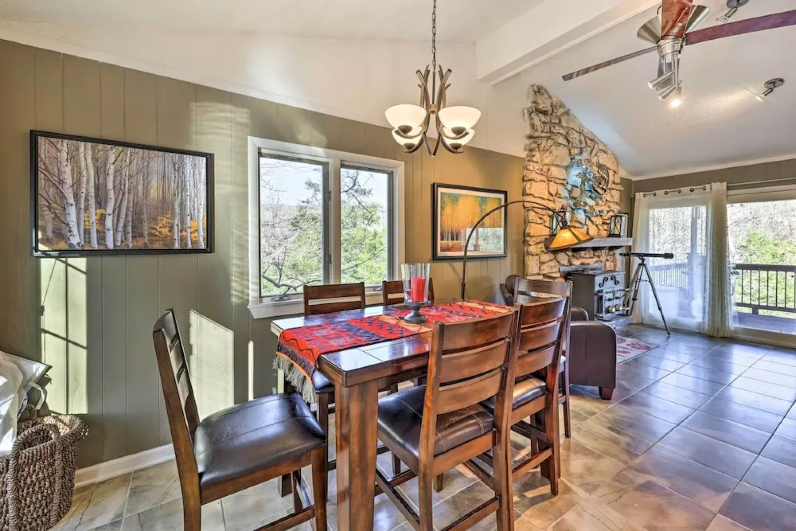 Holiday Island Home: Hot Tub & Wood Stove!
