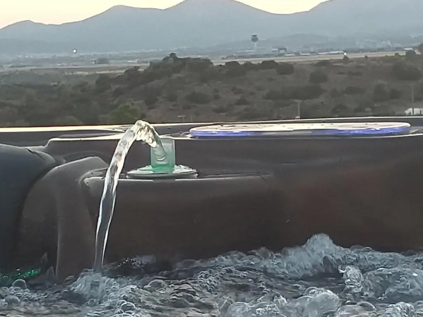 2 Jacuzzi Airport House - Airport Transfer Available