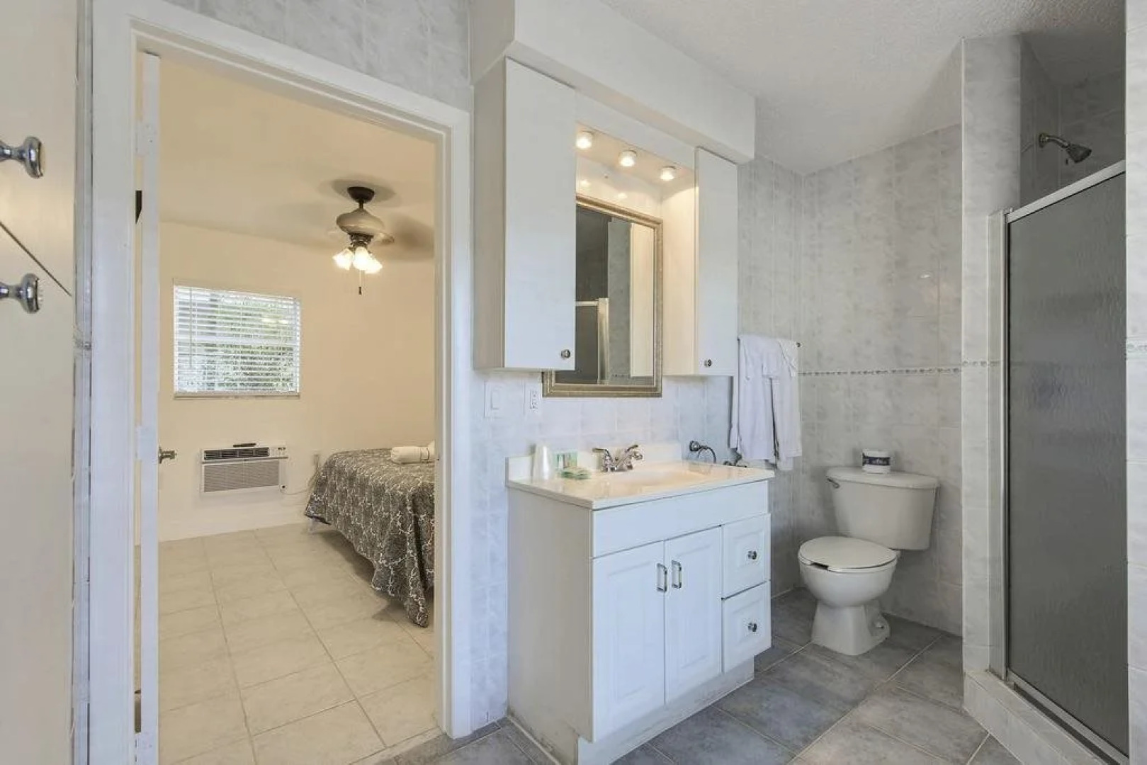 Sea Beach Plaza - Near Jungle Queen Riverboat