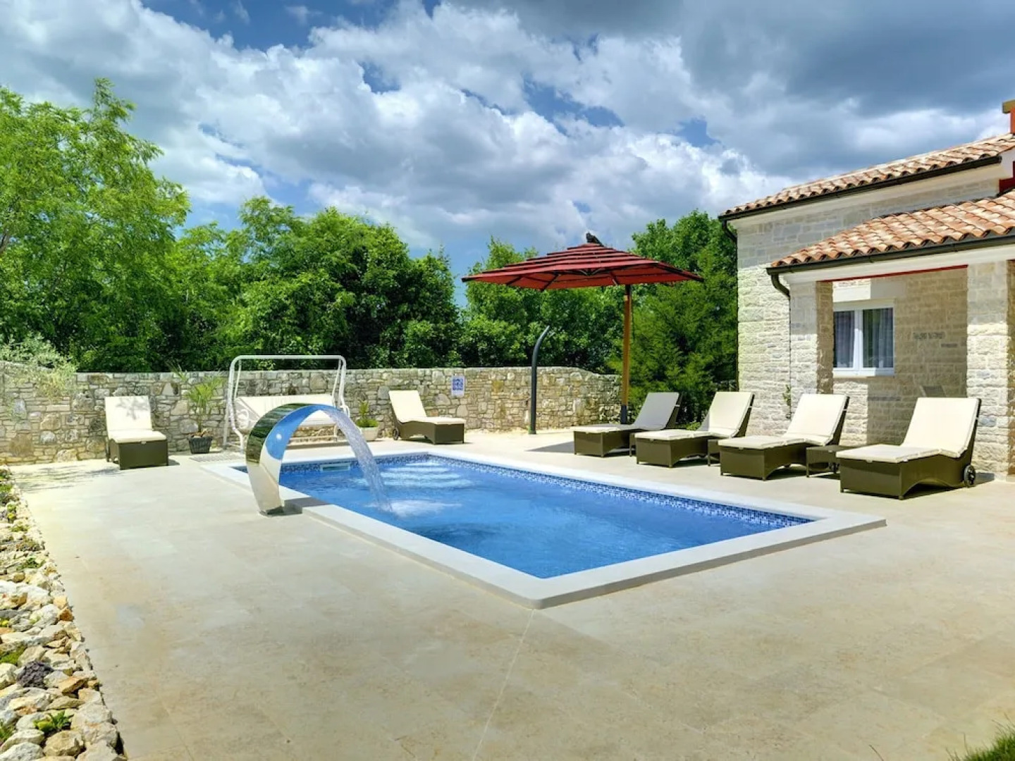 Modern Holiday Home With Pool in Bratulici