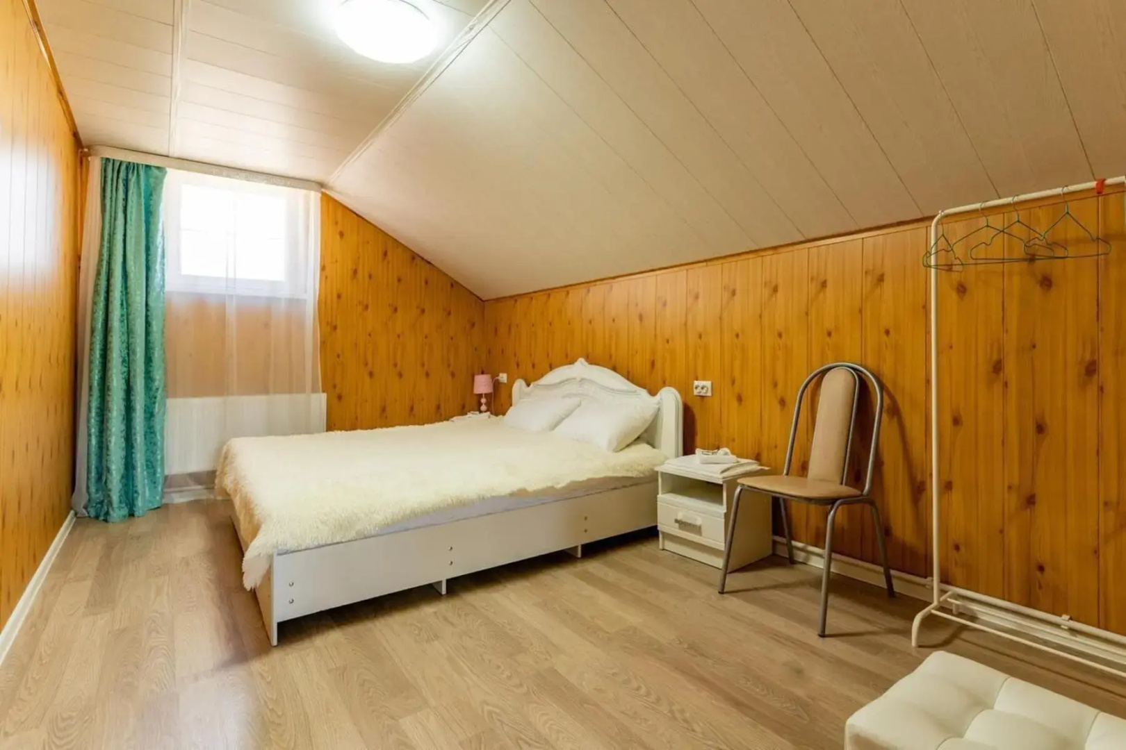 West House (Вест Хаус) с бассейном и сауной