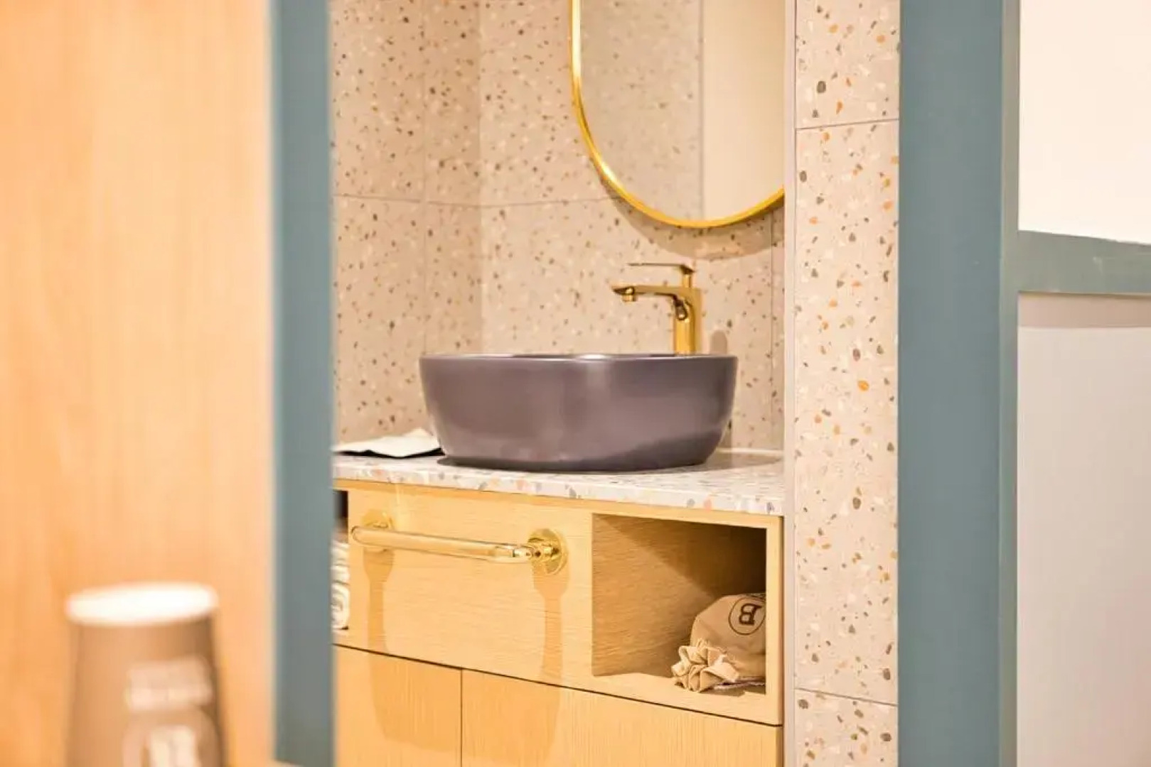 Pohang Terminal Brown Dot