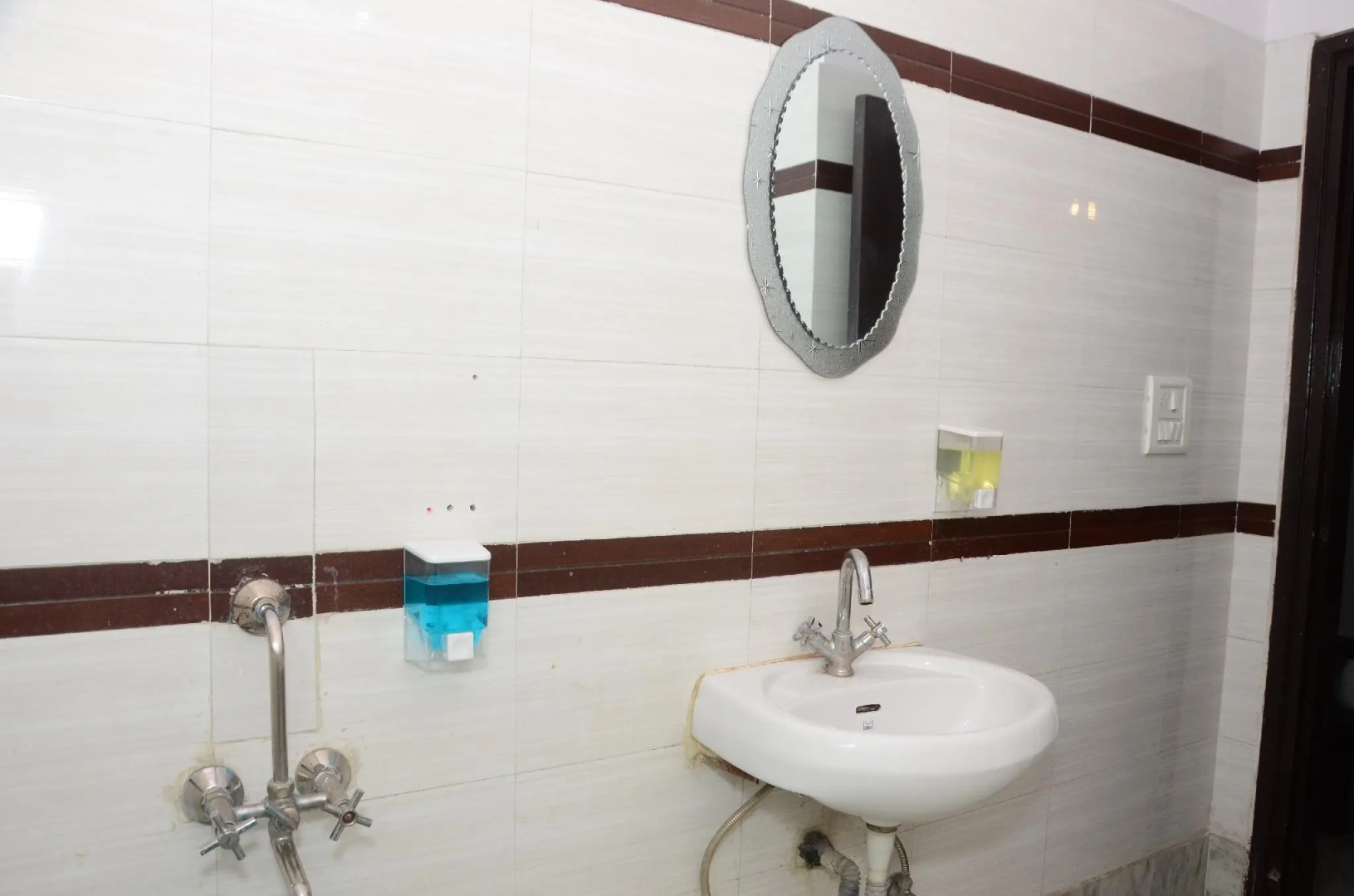 Gurjeet Hotel By Naavagat