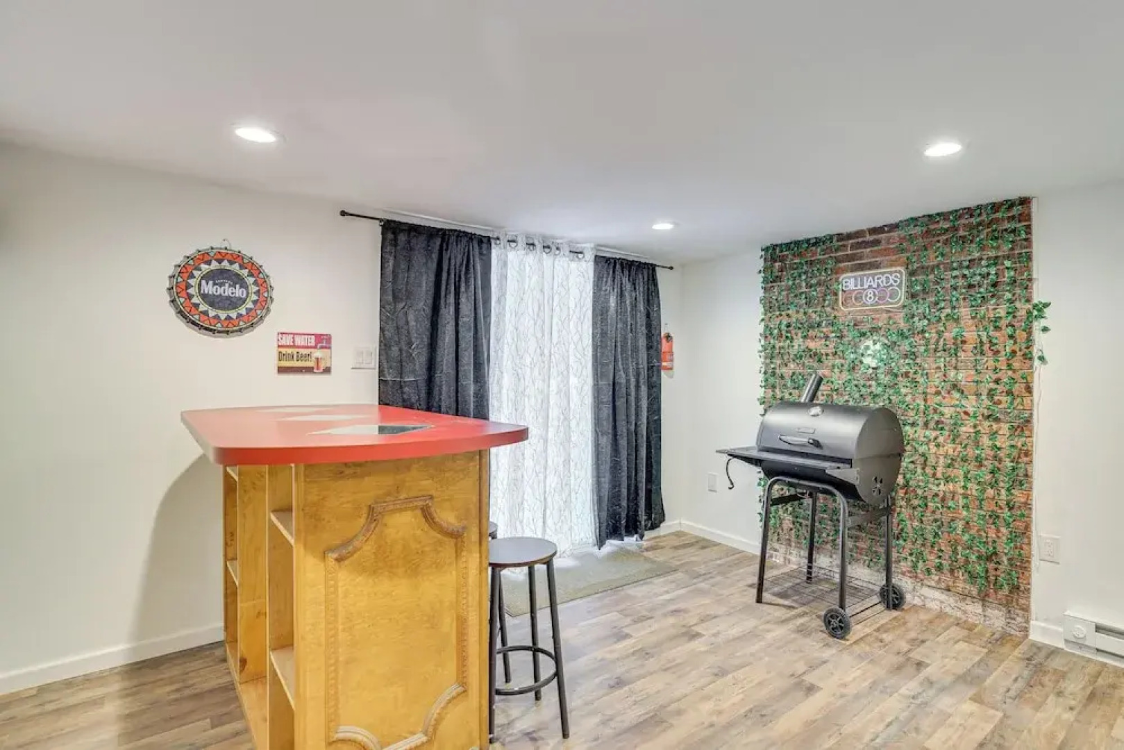 Theater, Game Room & Lake Access: Pocono Retreat