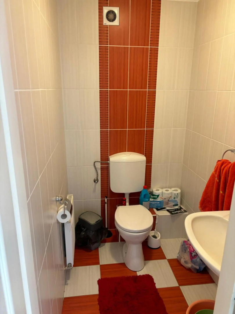 Újszerű, jól felszerelt lakás a város szîvében hűsîtőkkel, reggelivel, ingyenes parkolással!