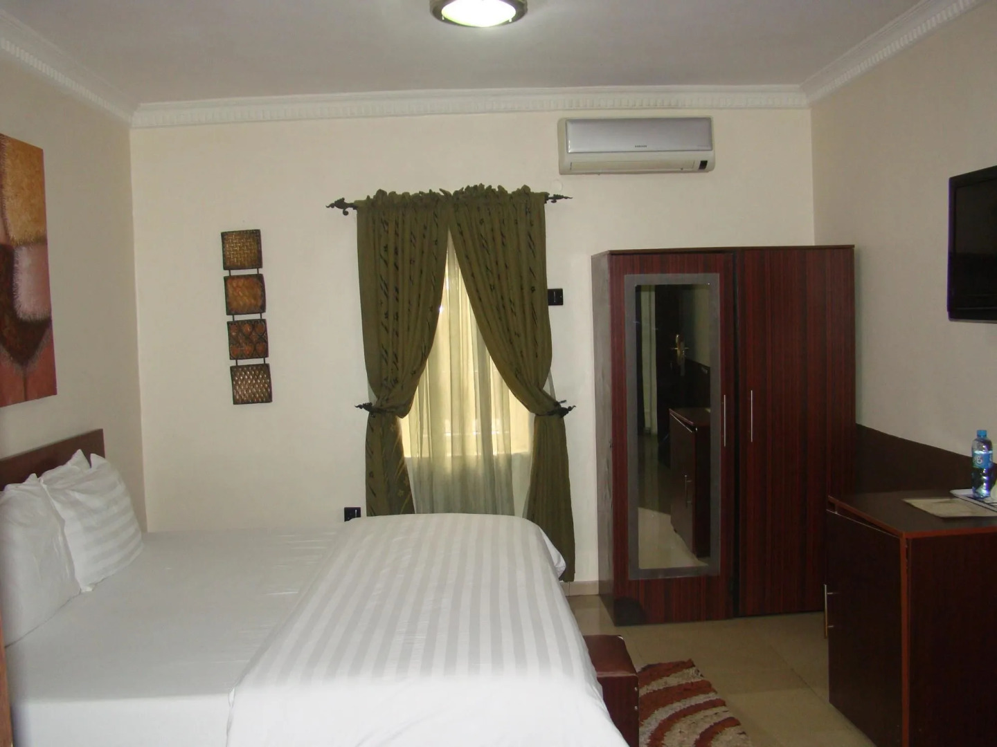 Charlie's Place And Suite