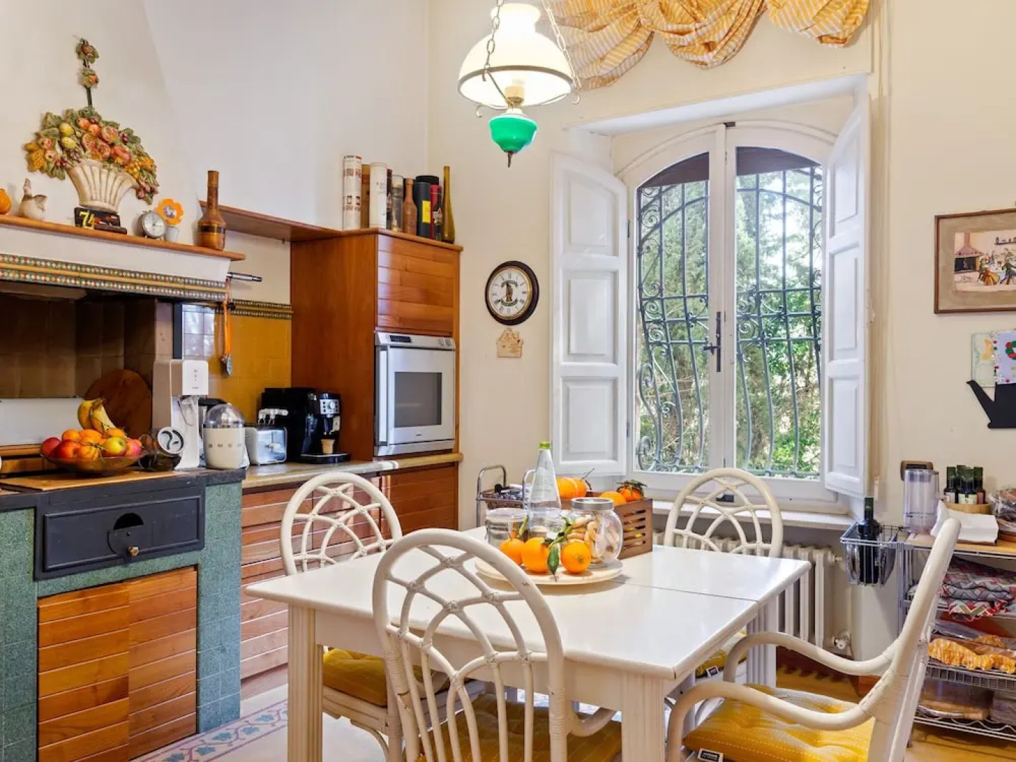 Plush Holiday Home in Macerata with Jacuzzi