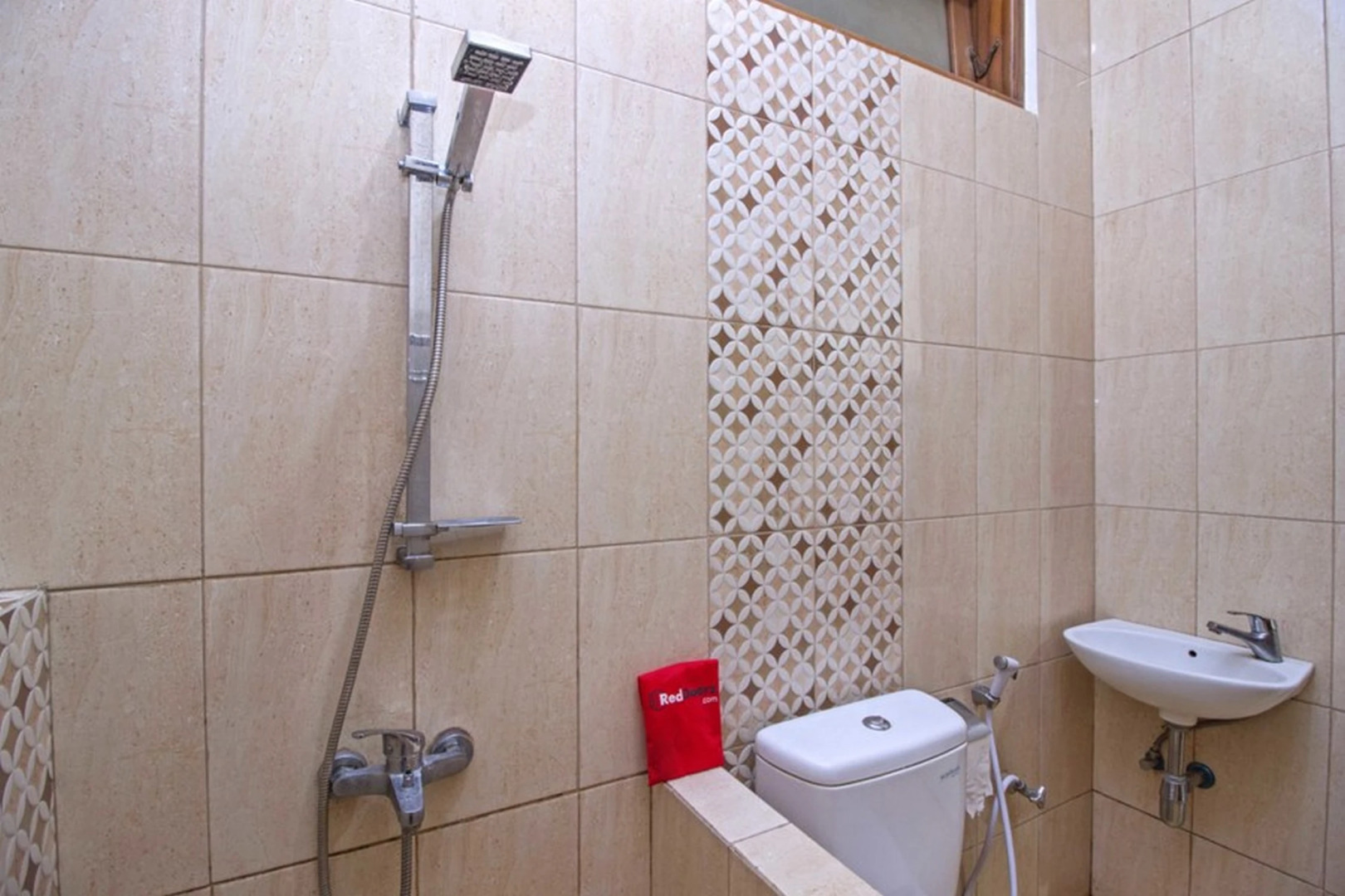 Residences by RedDoorz near Rumah Mode