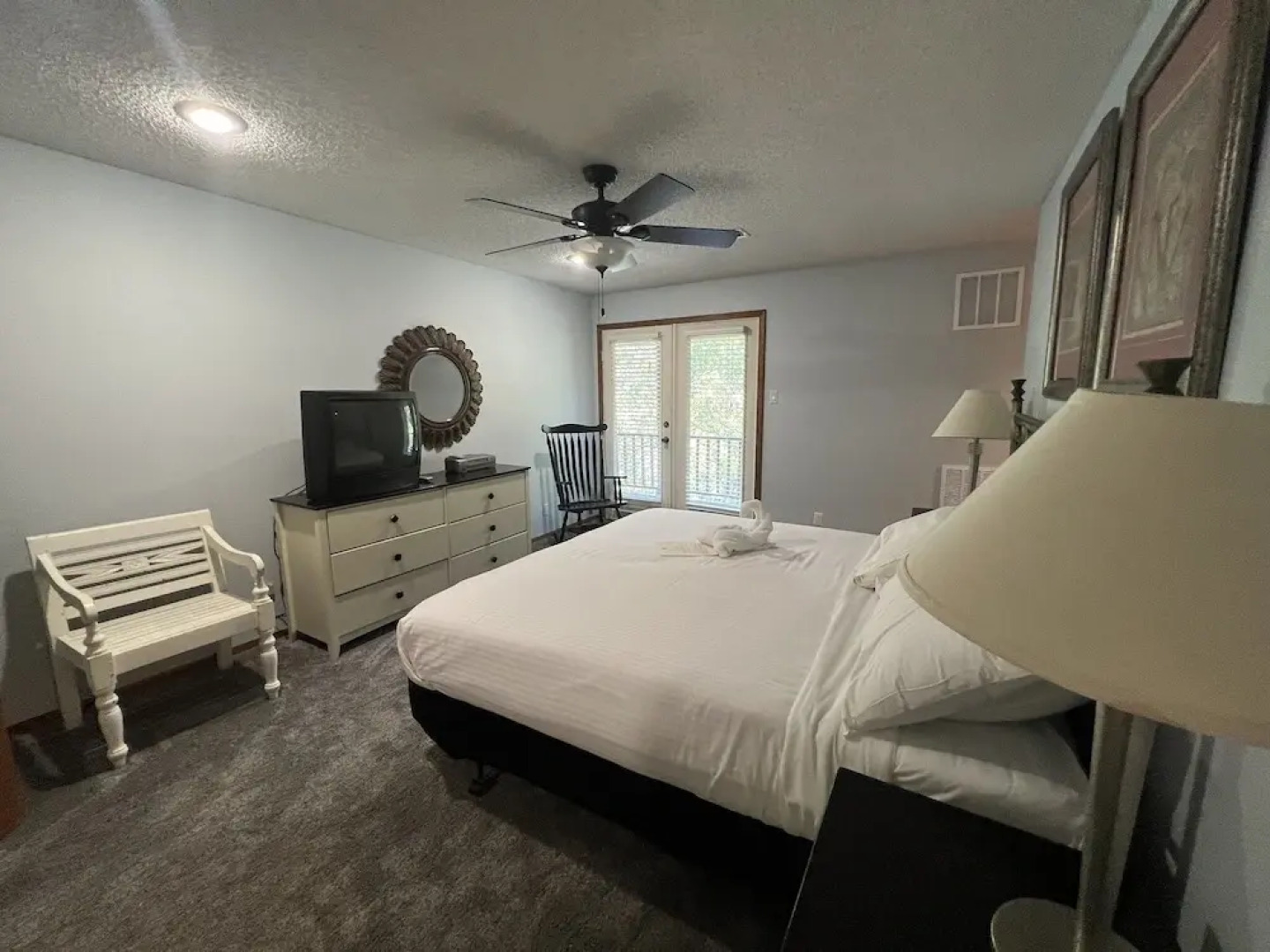 Forest view, log-sided two bedroom, two bath condo on Lake Ouachita. by RedAwning