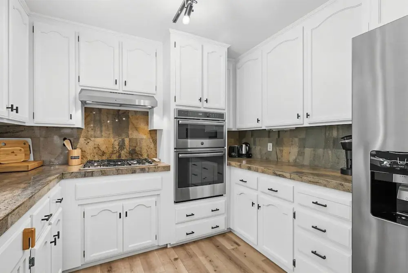 The Red House - Near Golf, Beaches & Communal Pool by Yosemite Region Resorts