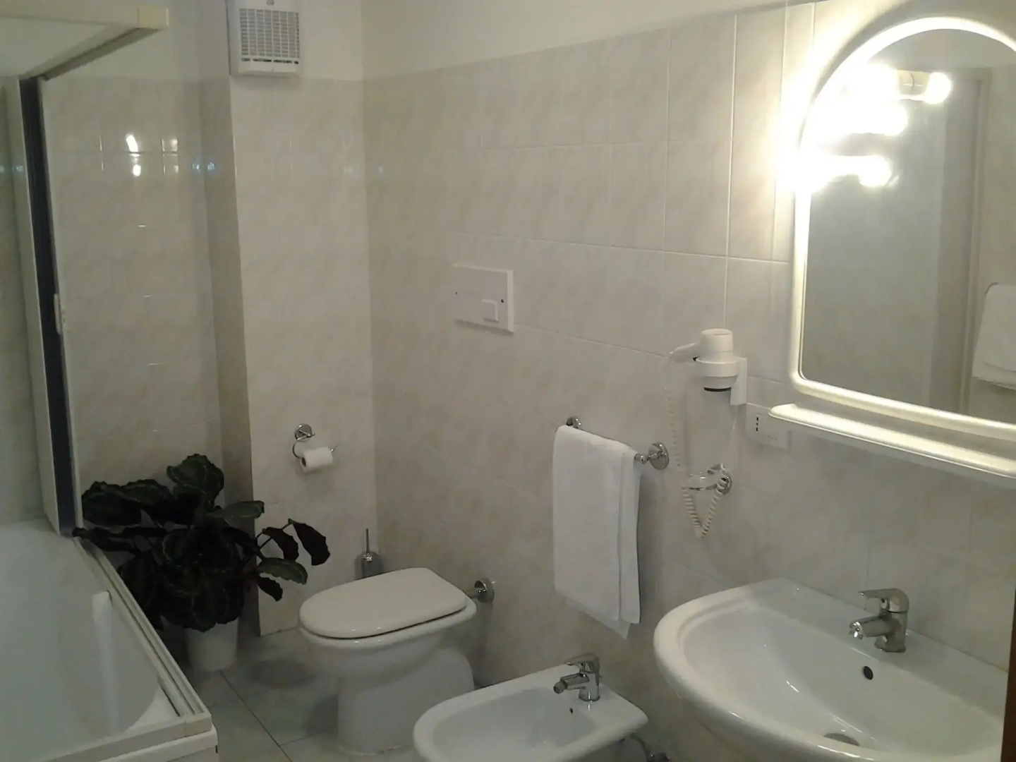 Kiris Hotel