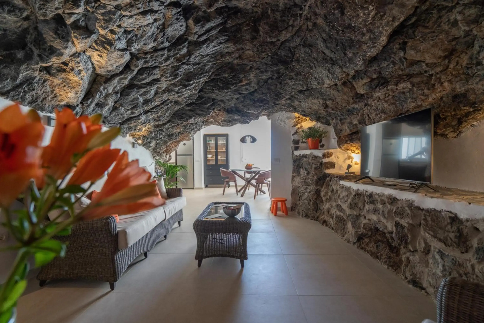 Spectacular Cave with two large terraces (70m2) by the sea