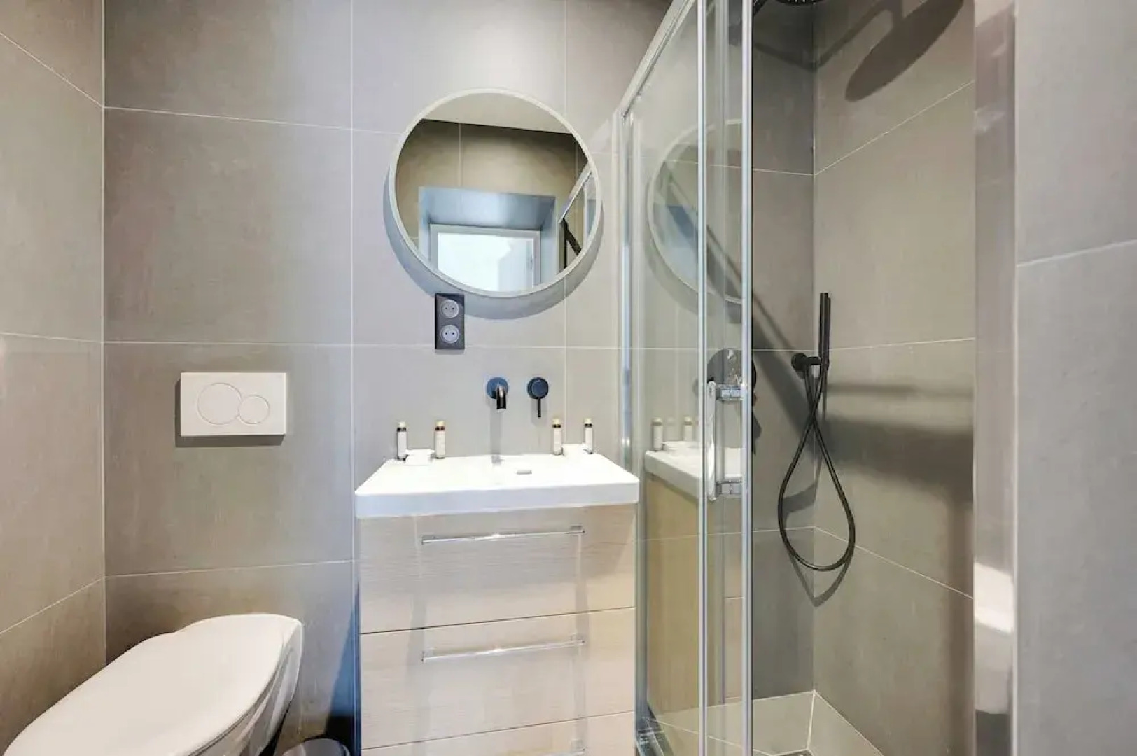 Modern Apt - 2bd/6p - Near Paris