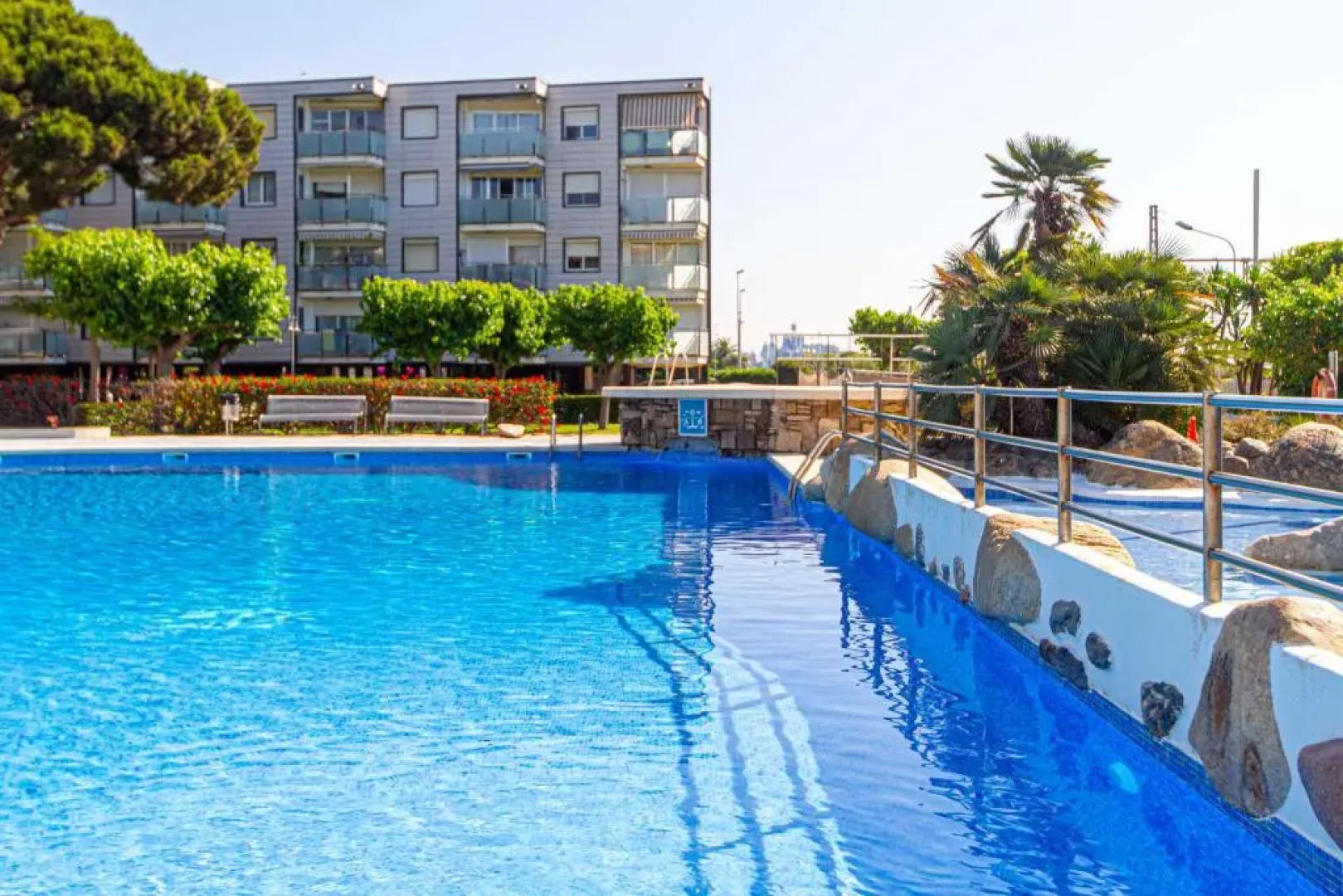 Residencial Costamar next Bcn, 50m beach with swimmingpool