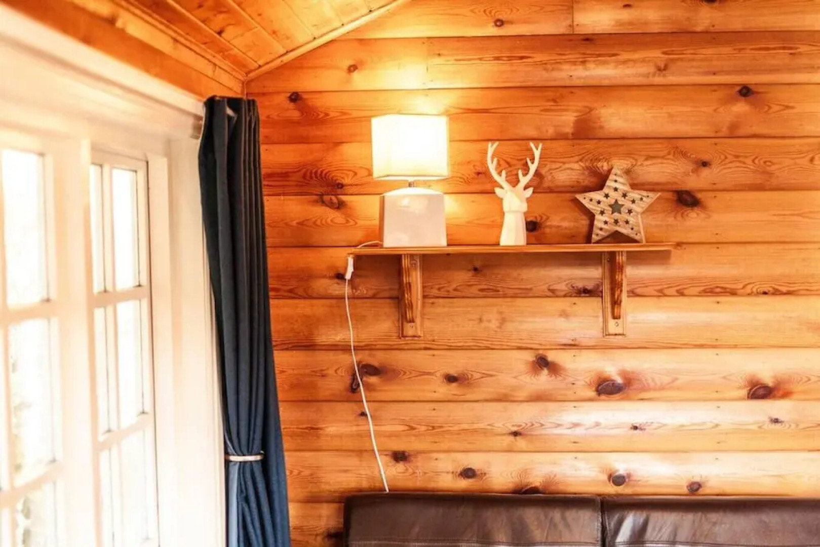 Brenin 3 Bedroom rural wood Lodge