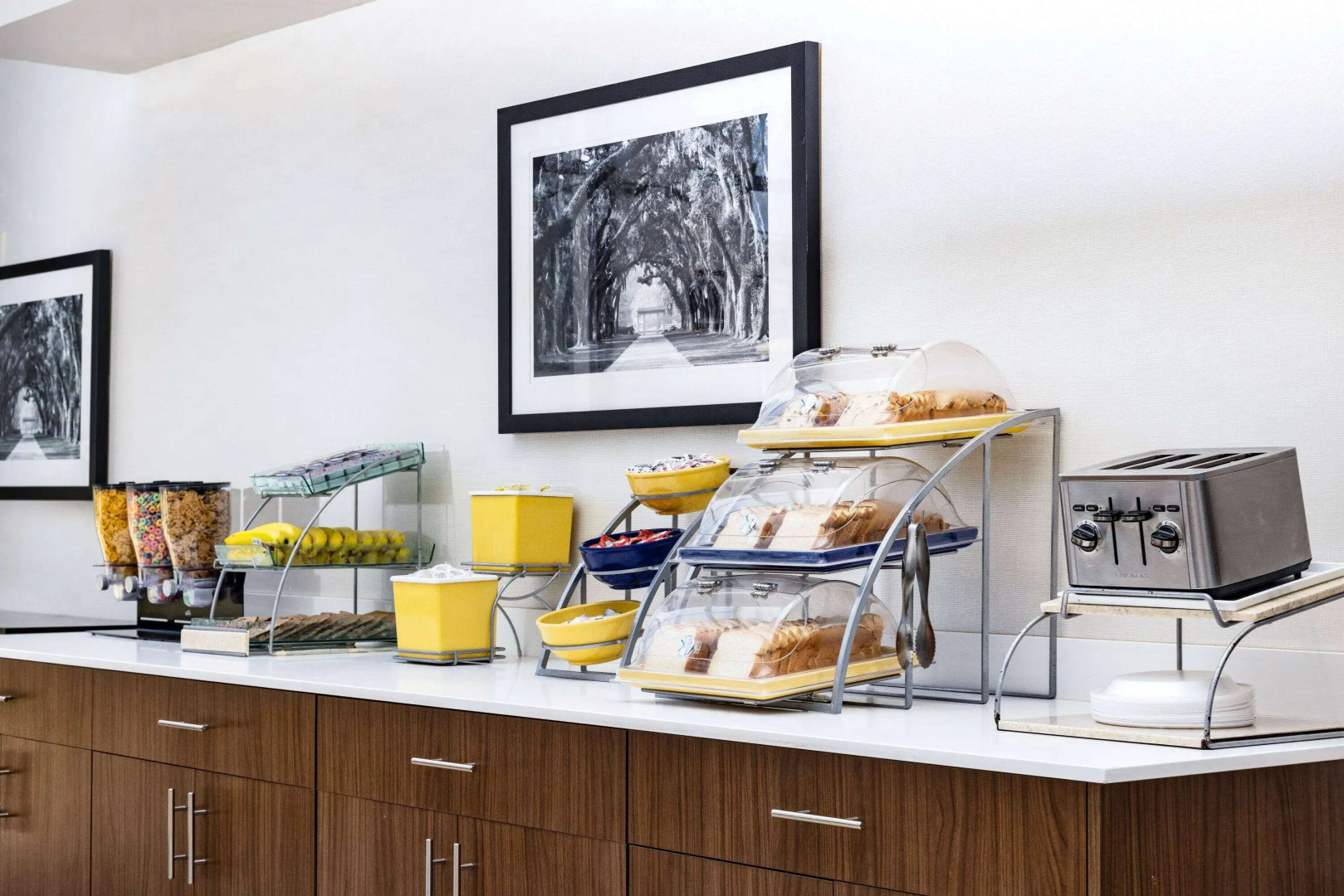 Days Inn & Suites by Wyndham Savannah Midtown