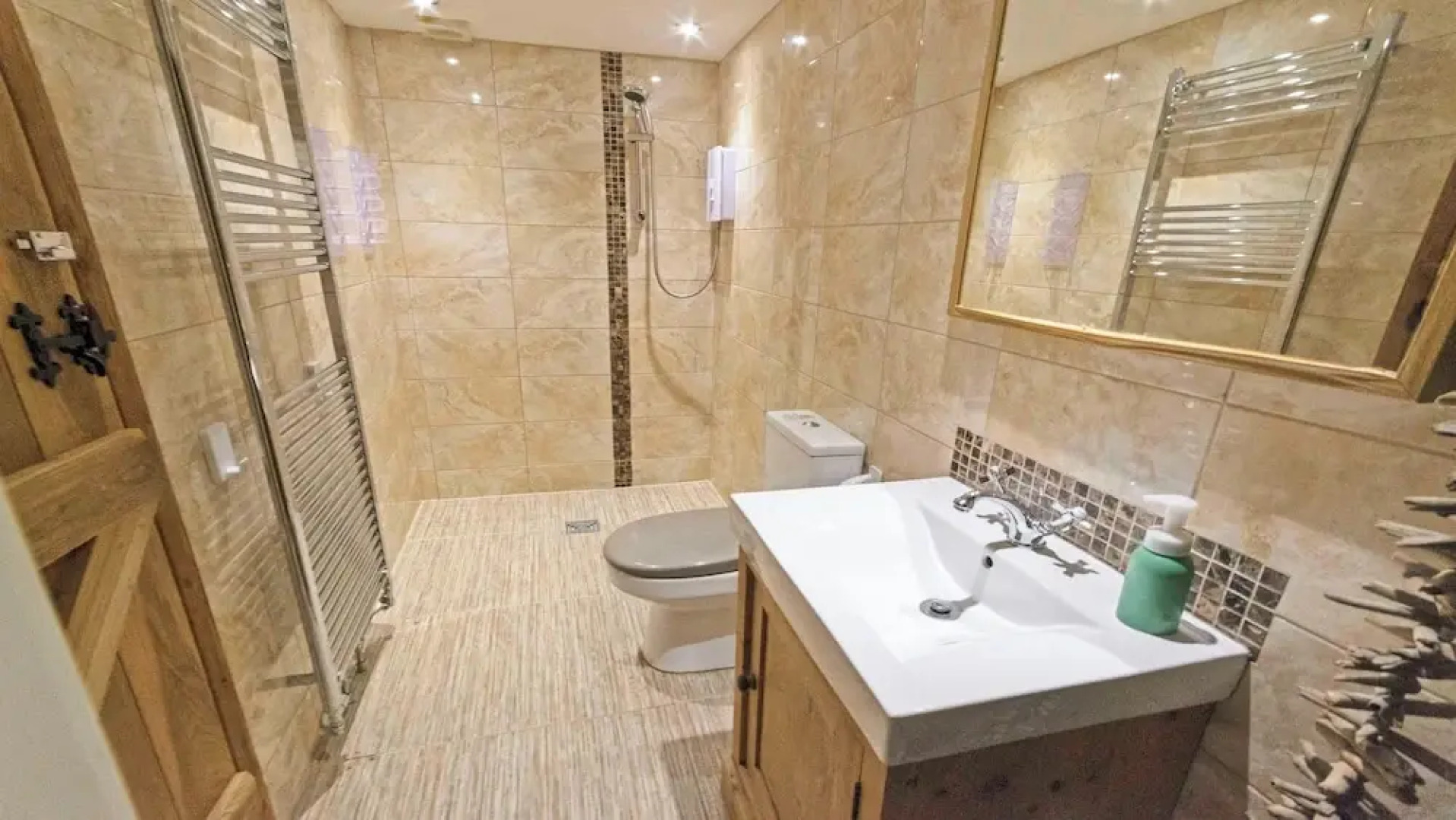 Shippenrill Croyde 6 Bedrooms, Sleeps 14, Hot Tub