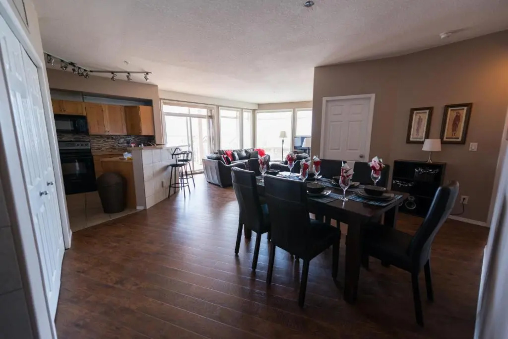 Discovery Bay Resort by Kelowna Resort Acc. - 80+ suites available