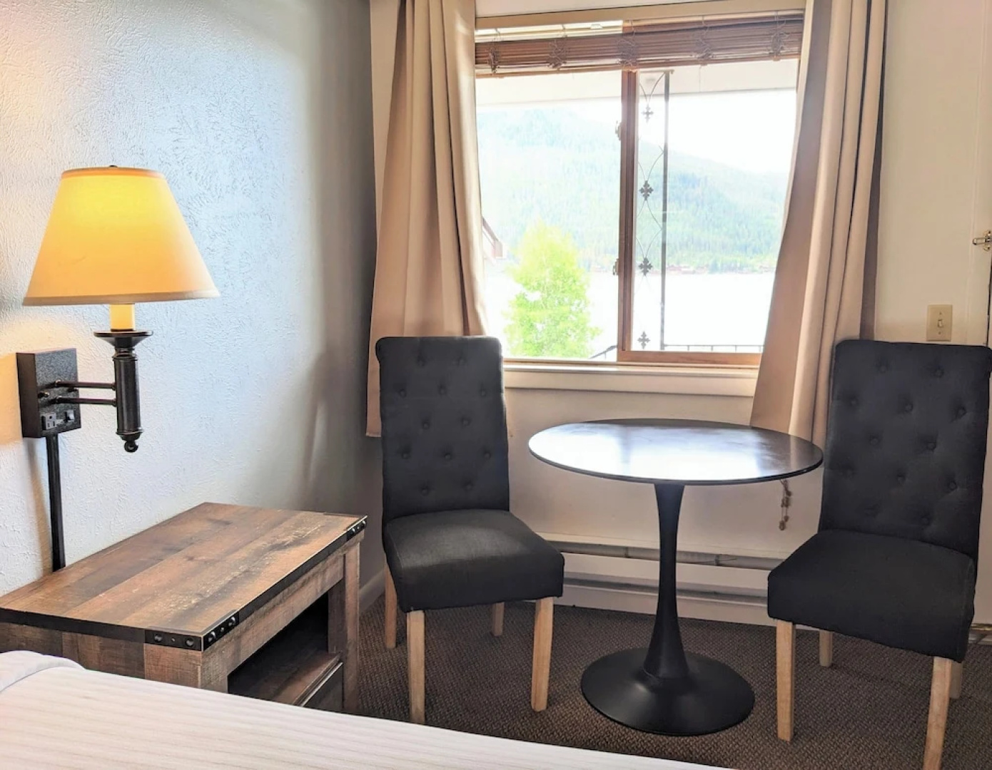 Western Riviera Lakeside Lodging