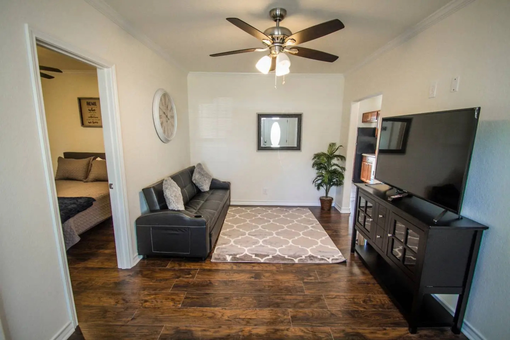 Cozy Remodeled 2BR/2BA Near Downtown Sleeps 8